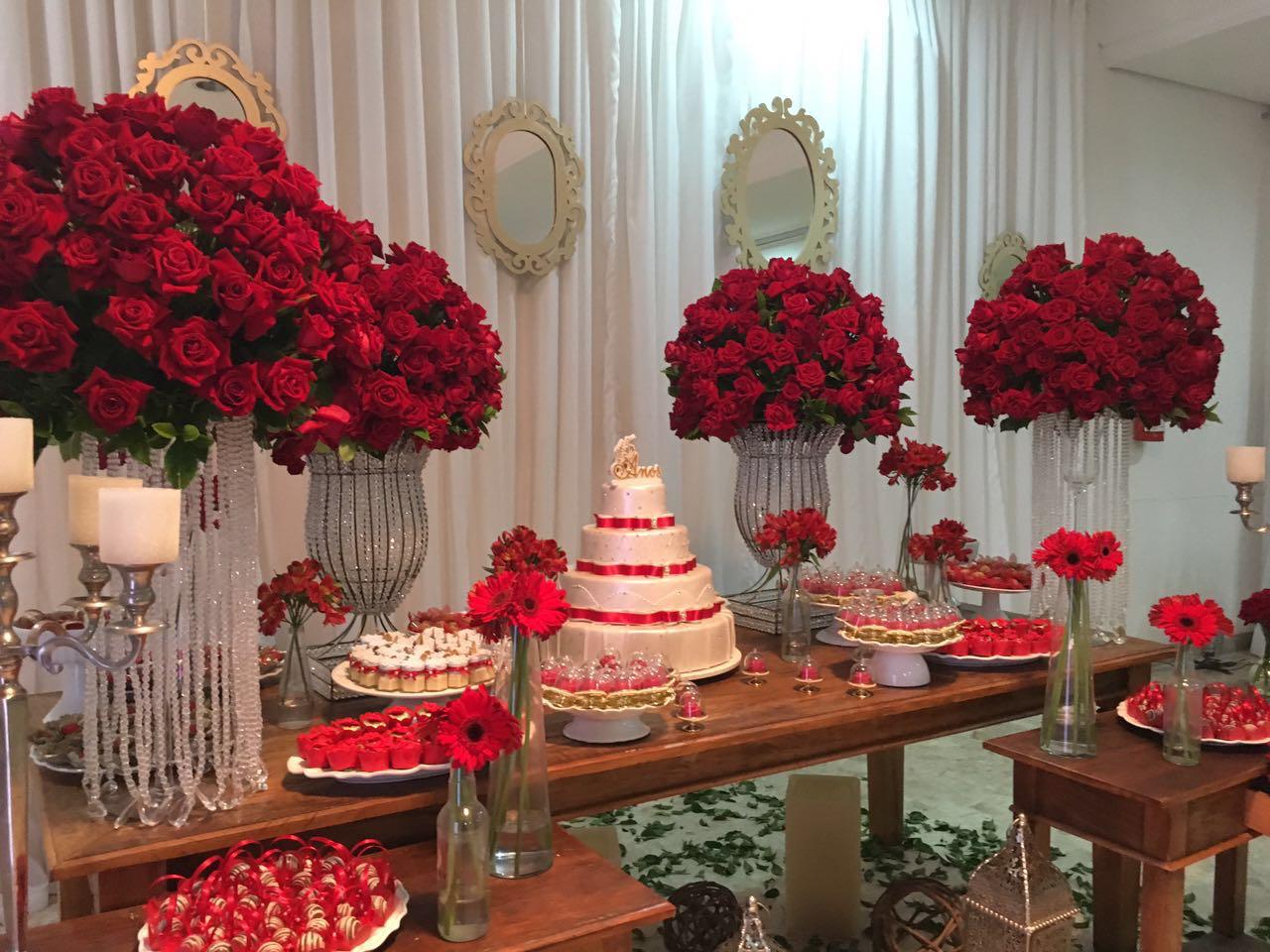 Decoração Romântica com Rosas Vermelhas