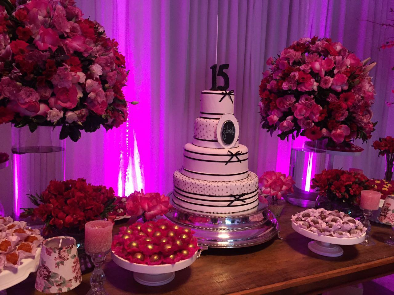 Decoração 15 anos rosa com iluminação