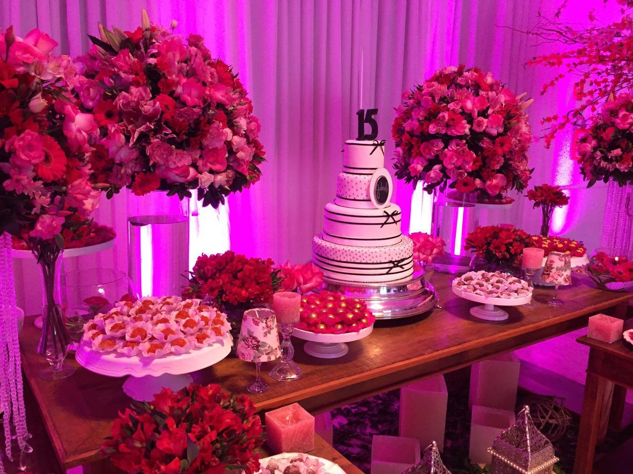 Mesa de 15 anos com flores em tons vibrantes