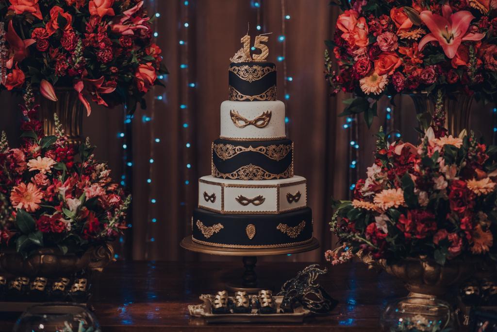 Bolo temático baile de máscaras