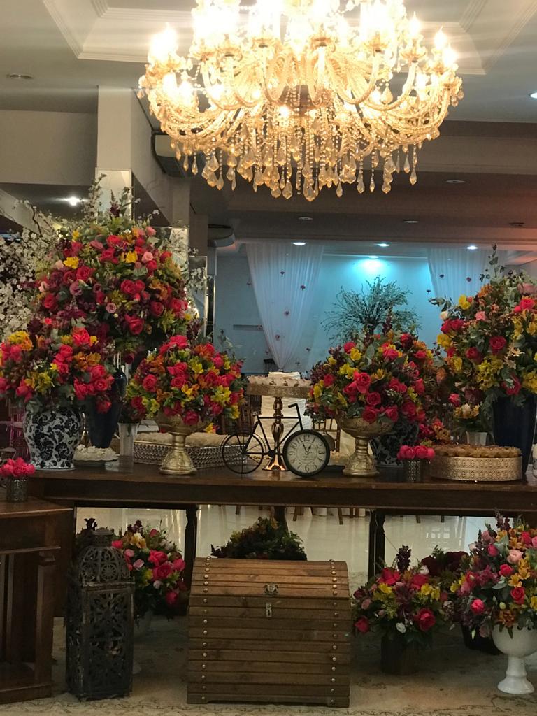 Recepção de casamento com lustre e arranjos florais