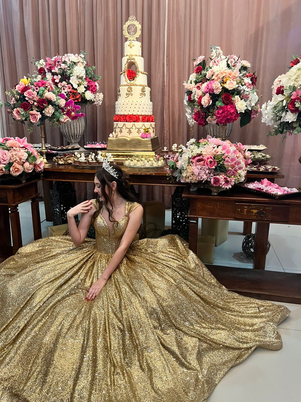 Debutante em vestido dourado luxuoso