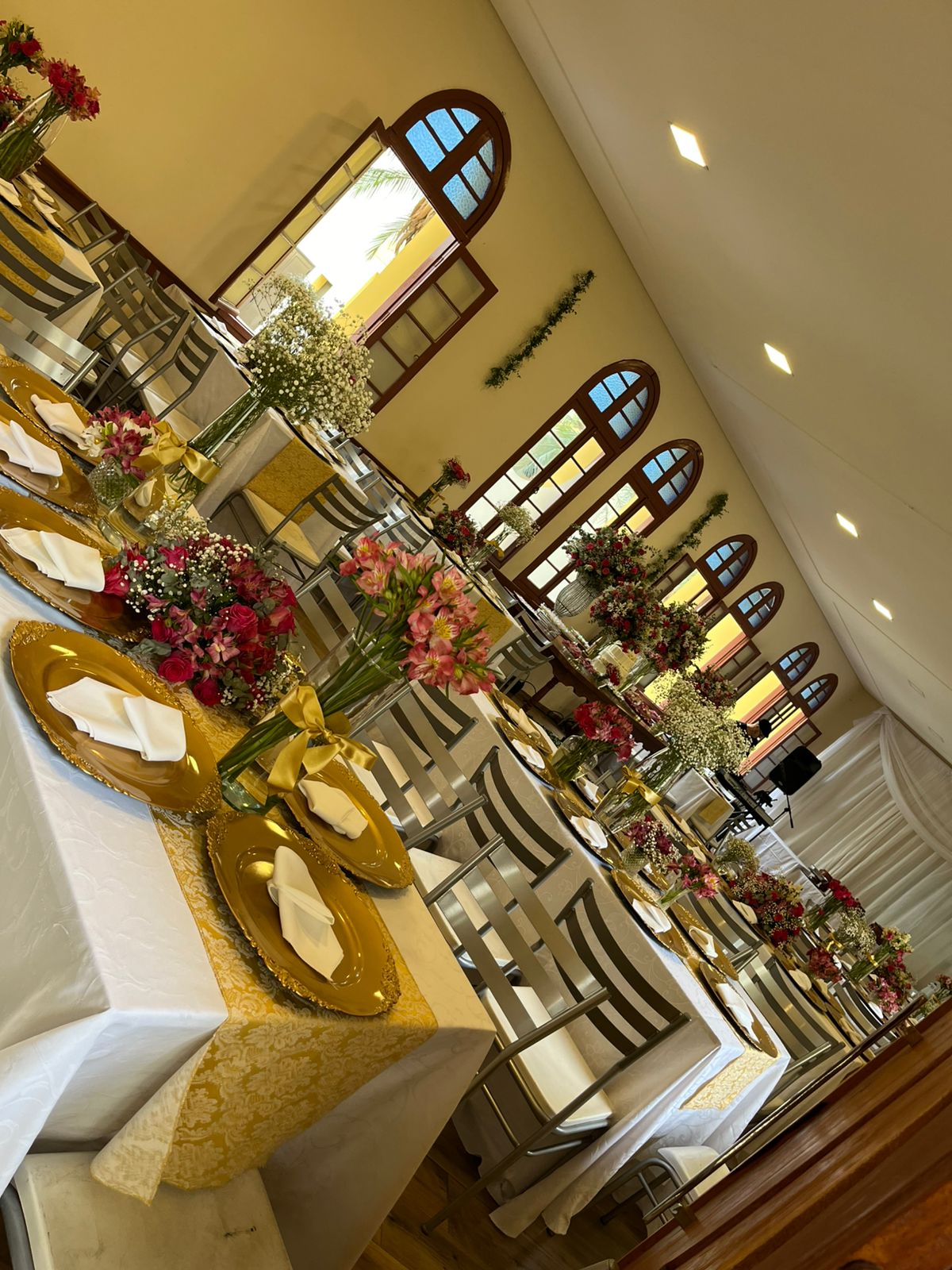 Salão decorado com flores