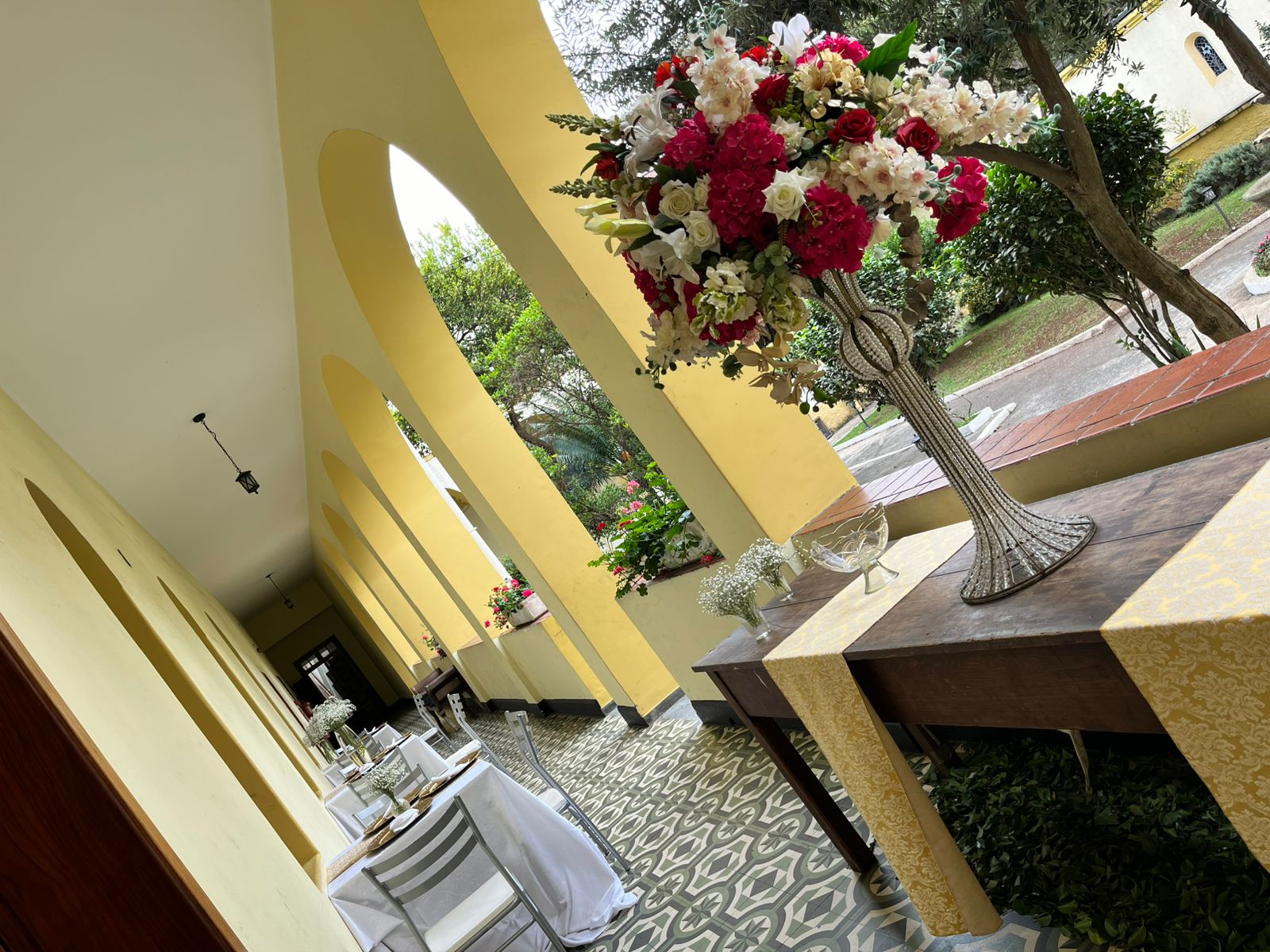 Arranjo floral em salão de casamento